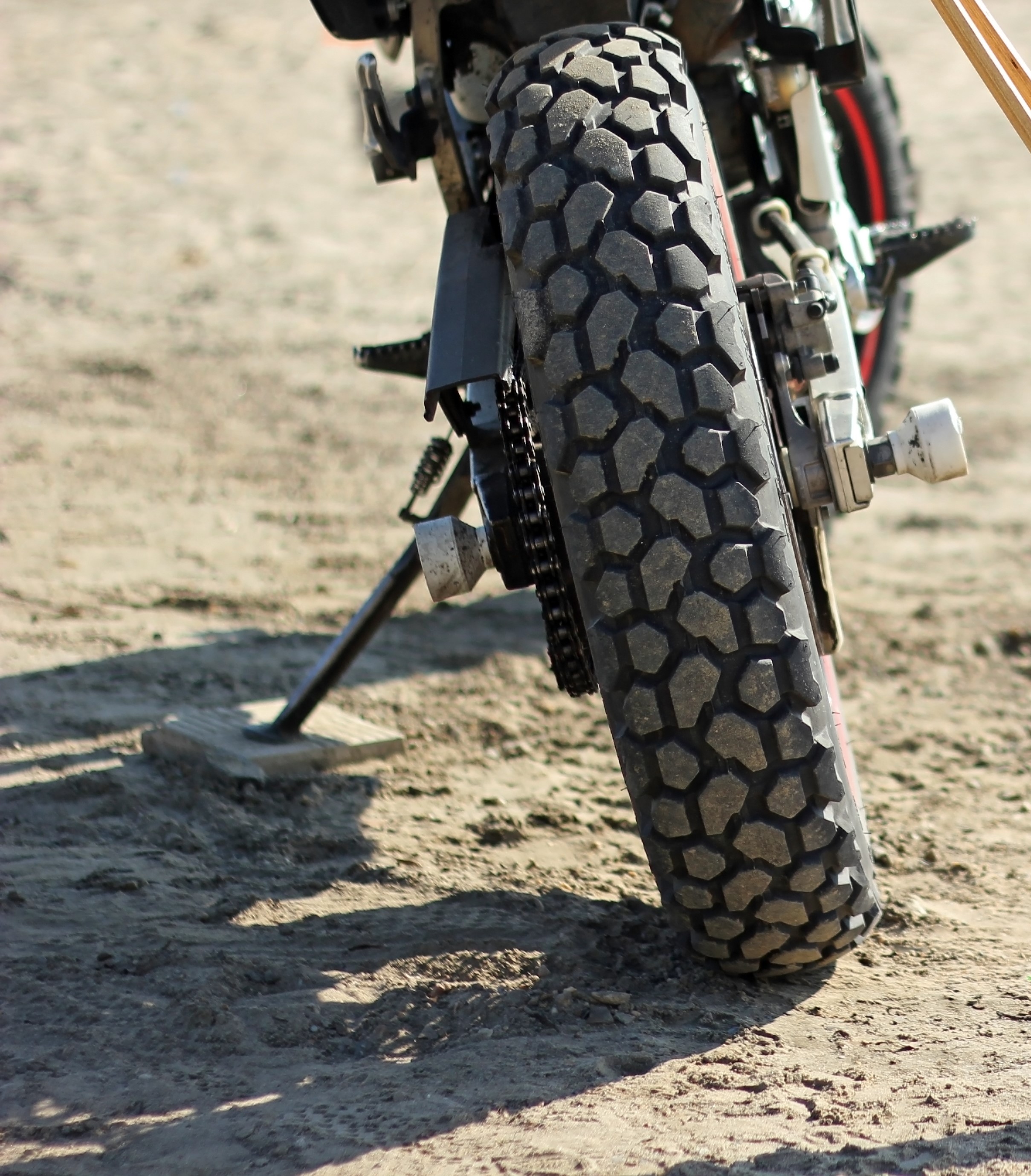 Béquille moto à fixer au sol pour parking par la roue avant